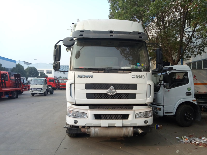 柳汽9.6米(13.8吨)液体厢式车
