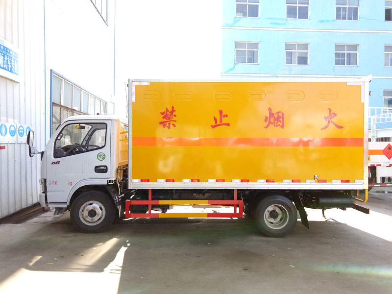 多利卡4.1米(3.4吨)液体厢式车
