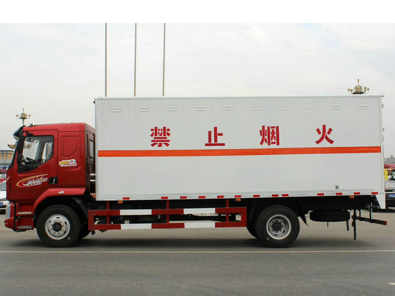 柳汽乘龙6.6米(额载10.6吨)气体厢式车