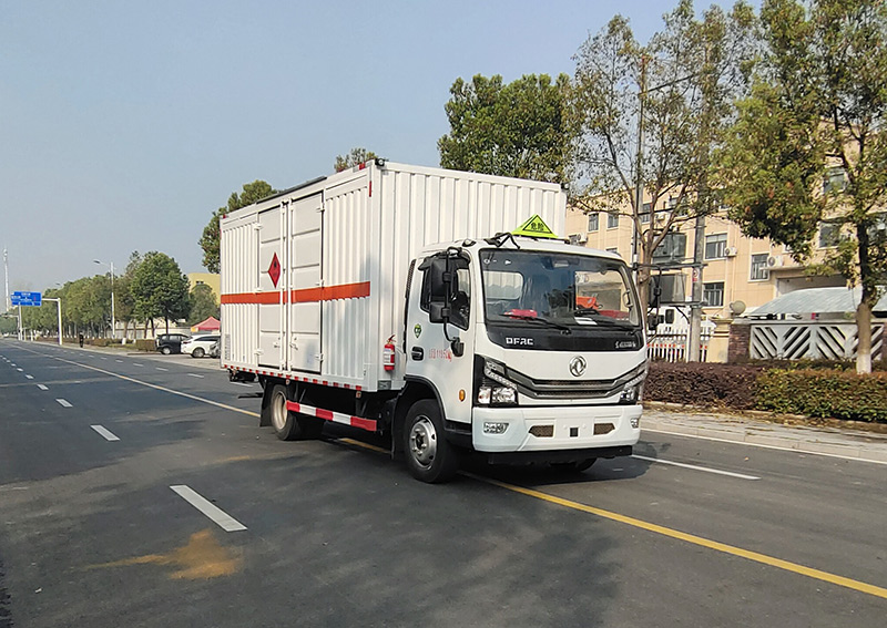 权骏牌JJJ5125XRY型易燃液体厢式运输车