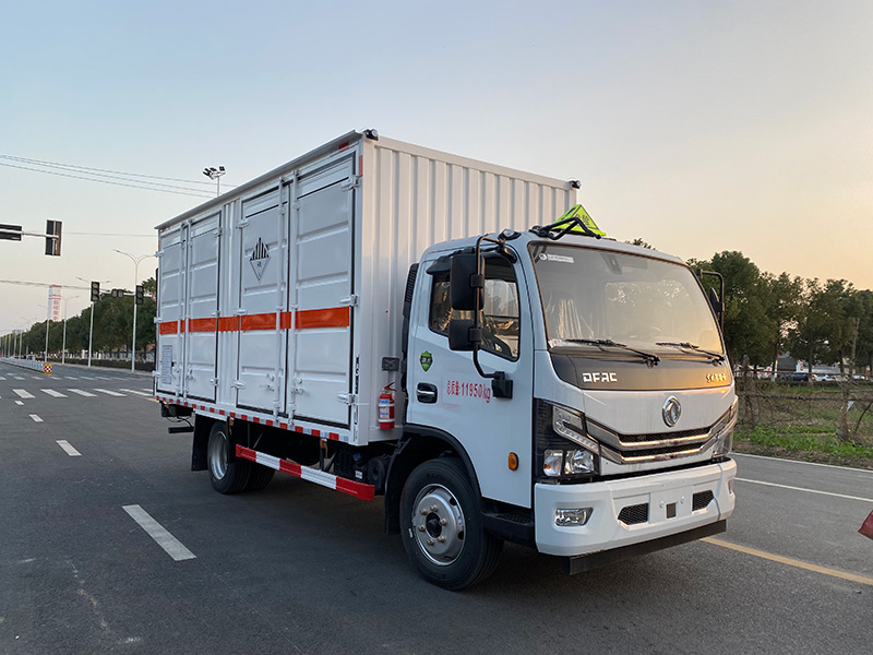 权骏牌JJJ5125XZW型杂项危险物品厢式运输车
