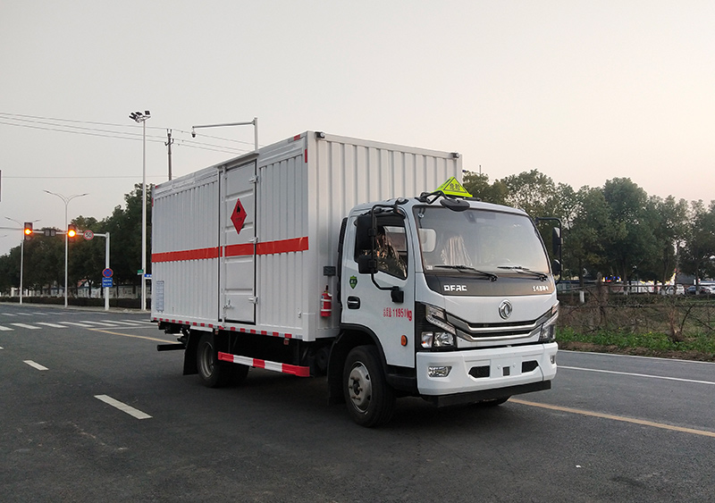 权骏牌JJJ5125XRQ型易燃气体厢式运输车